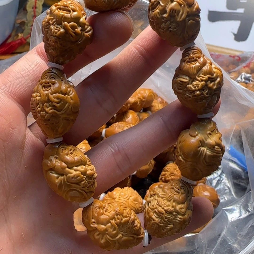 橄榄核核雕龙袍财神