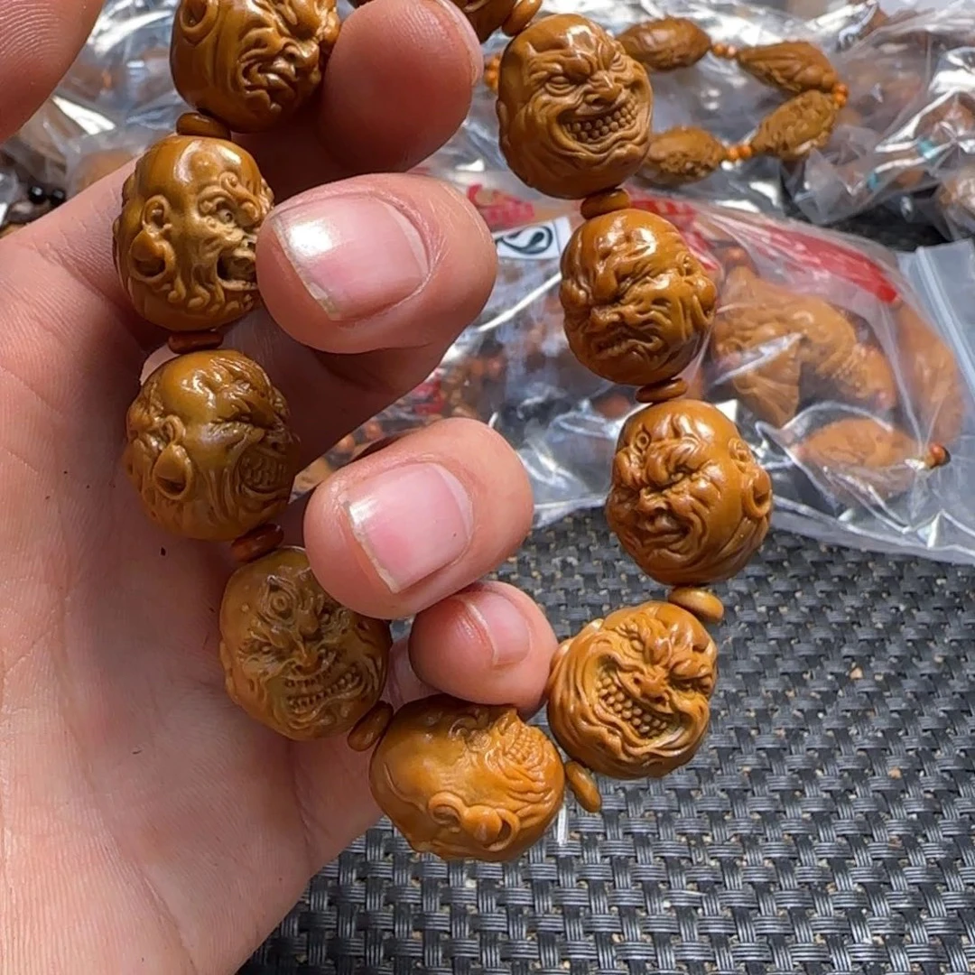 橄榄核雕双面恶僧