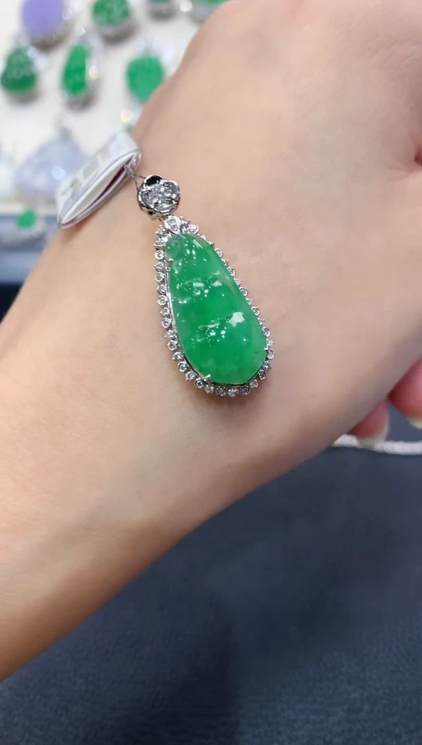 【闪购商品】翡翠吊坠(不含链)18K金镶嵌a32