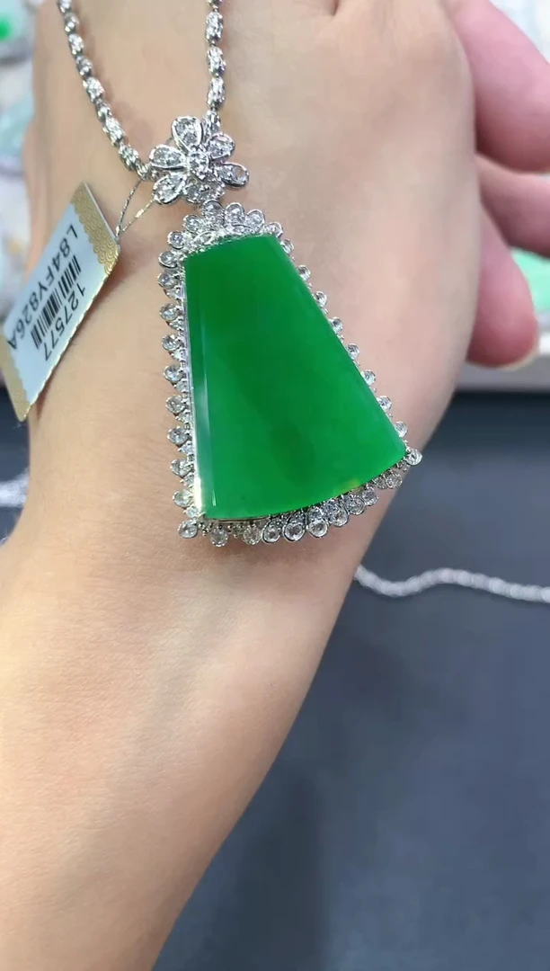 【闪购商品】翡翠吊坠(不含链)18K金镶嵌q65