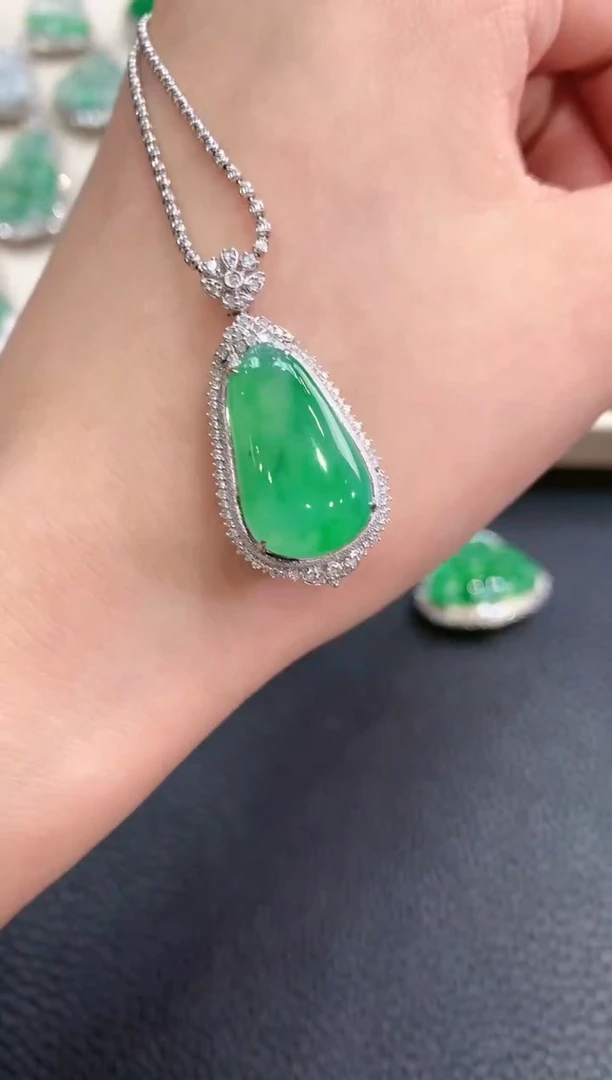 【闪购商品】翡翠吊坠(不含链)18K金镶嵌q66