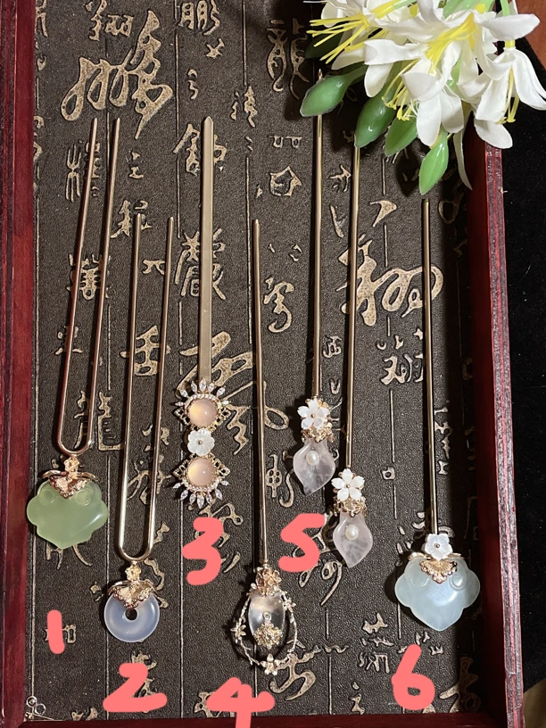 发簪点缀盘发簪。