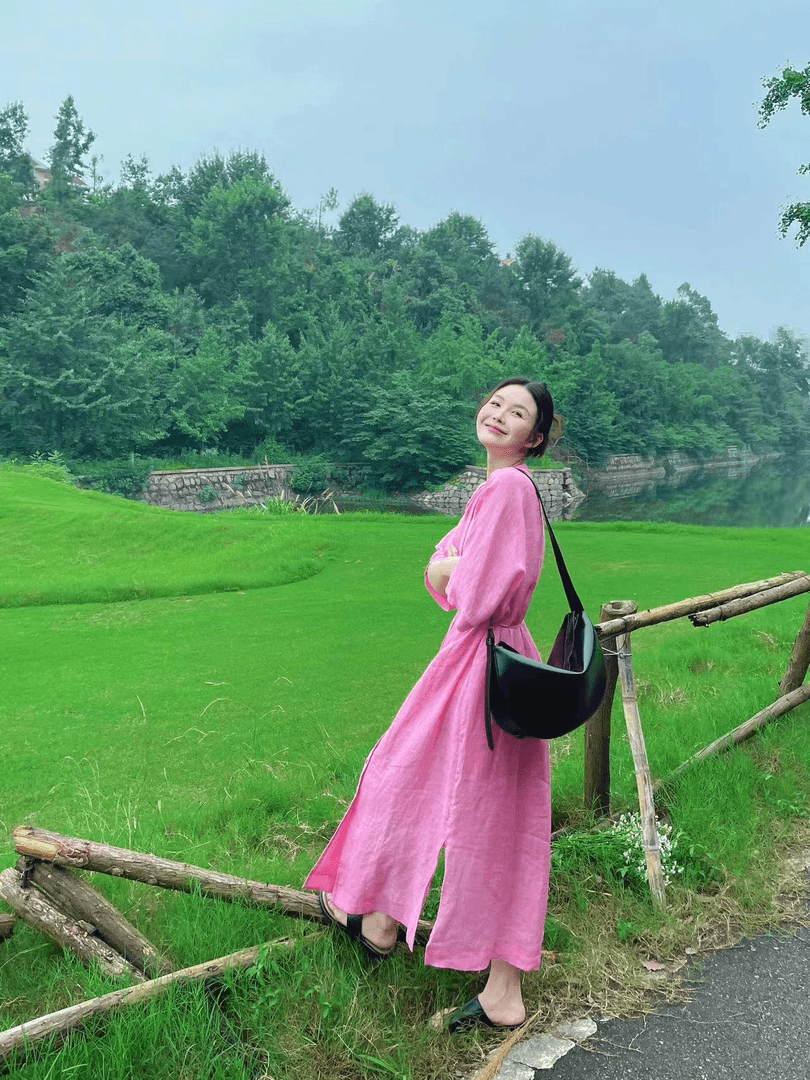 慵懒风复古粉色V领半袖连衣裙女夏季高级感名媛风套装束腰长裙子