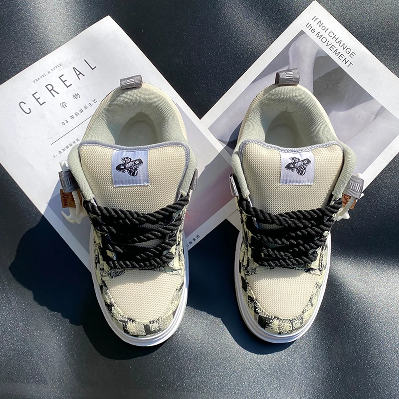 秋冬新款时尚百搭米白色低帮面包鞋休闲板鞋男鞋学生小众轻奢潮鞋