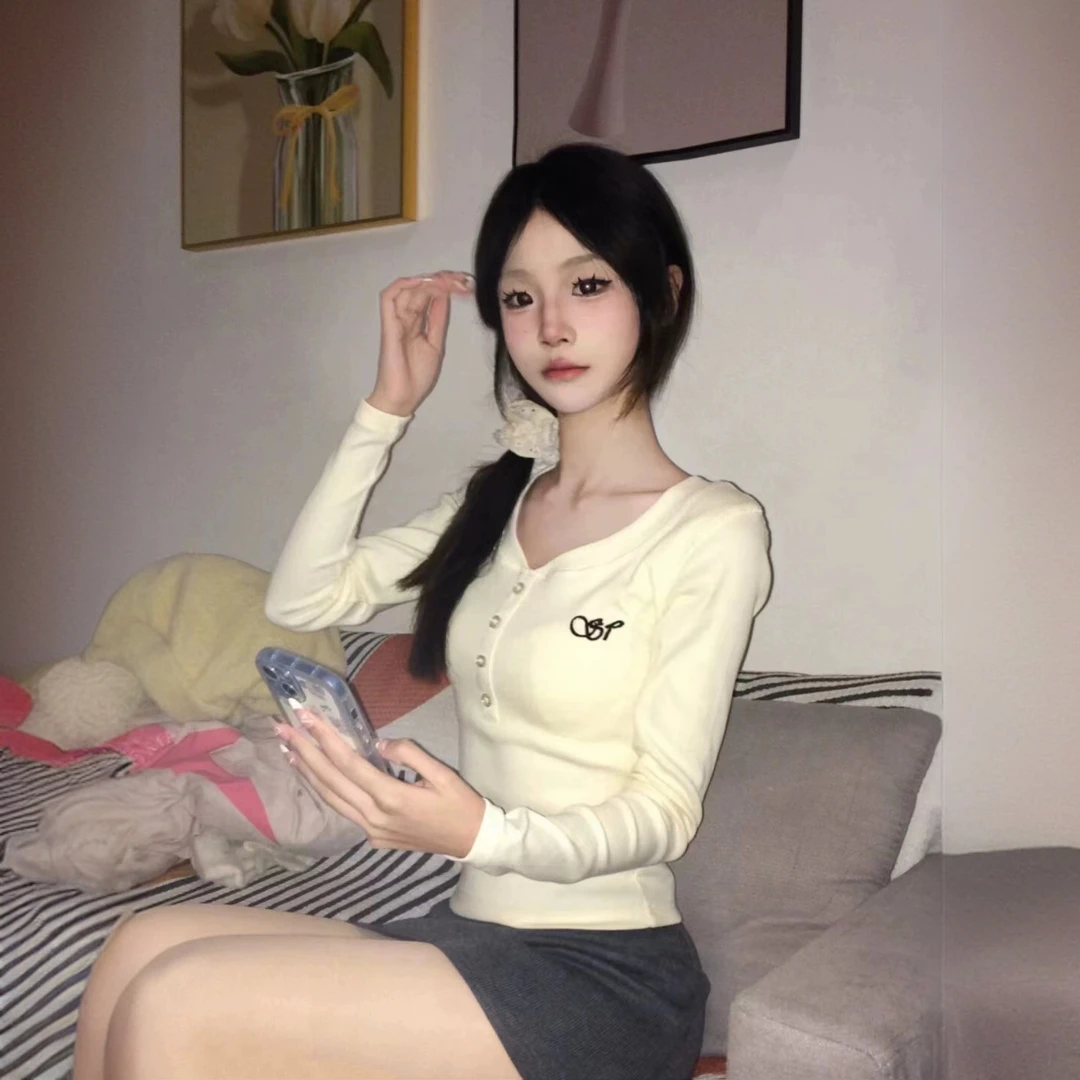 正肩V领纽扣刺绣长袖t恤女春季新款内搭打底衫修身显瘦辣妹上衣潮