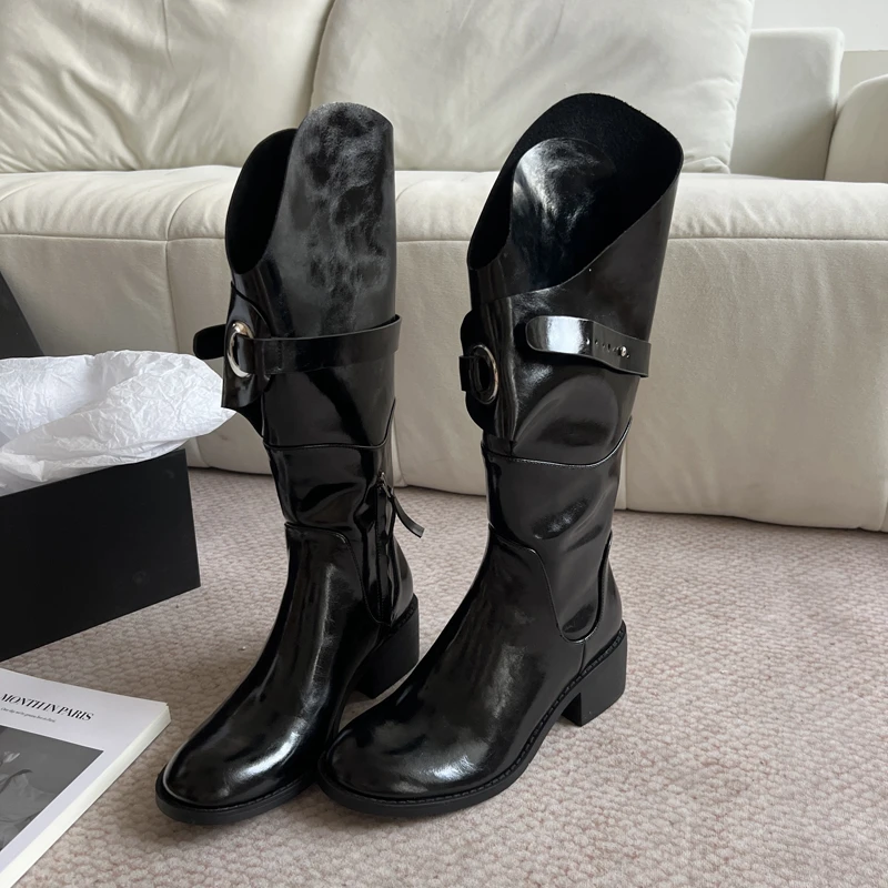 宋熙熙24秋冬新款V口圆头粗跟金属扣复古西部靴显腿长百搭骑士靴