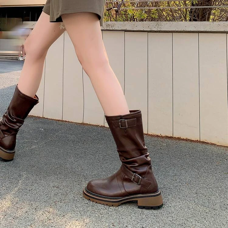 宋熙熙2025秋冬新款英伦风复古圆头皮带扣舒适西部靴粗跟中筒靴女