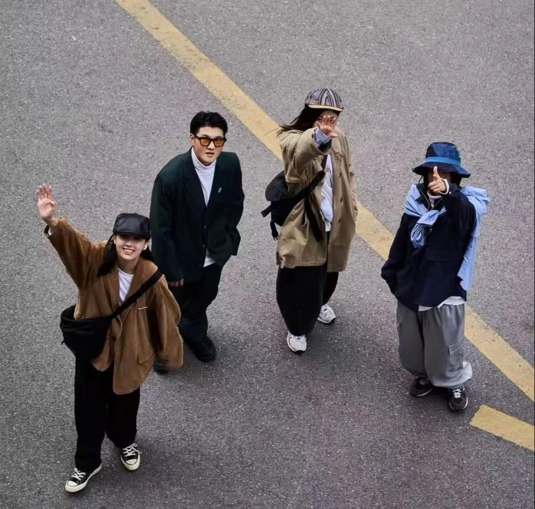 外贸Hu家纯色黑色桃心毛衣