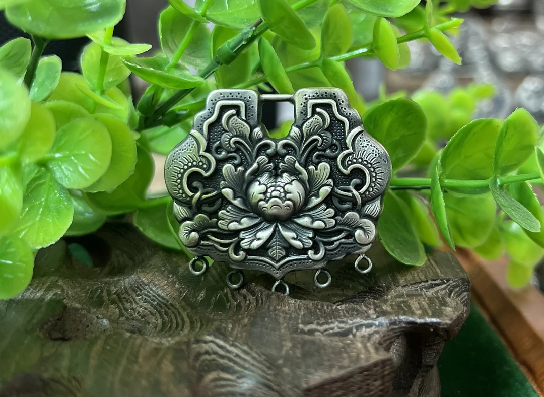 吊坠足银 复古足银990 手工錾刻 牡丹锁