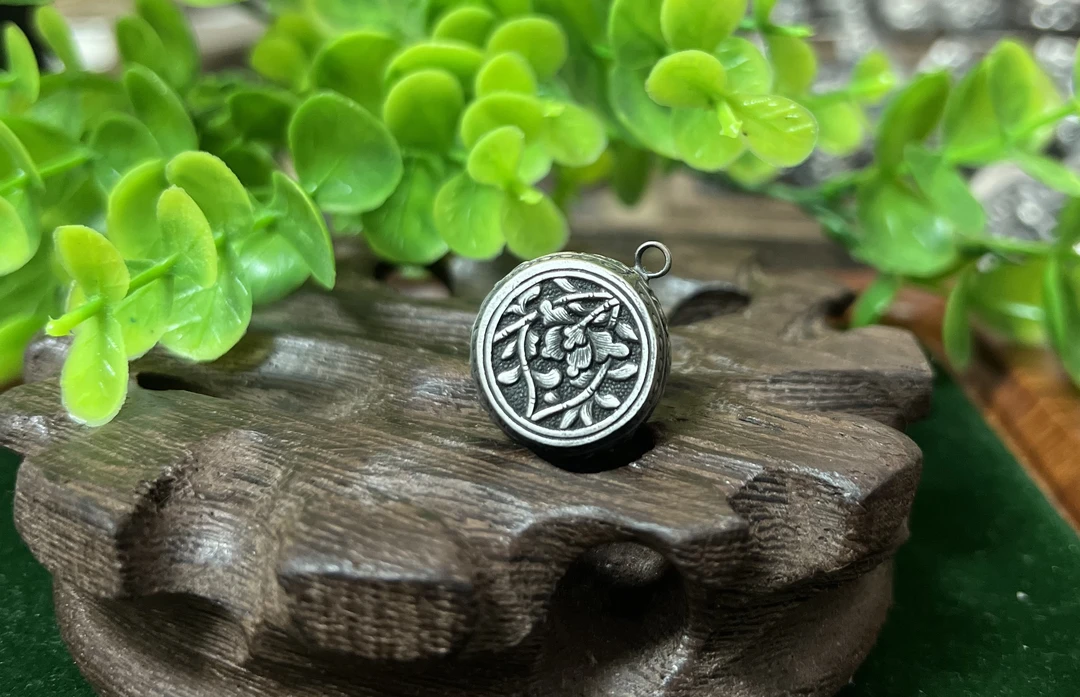 吊坠足银 复古足银990 手工錾刻 小花鼓