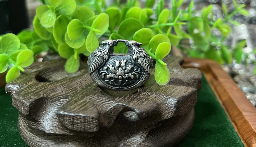 吊坠足银 复古足银990 手工錾刻  锁