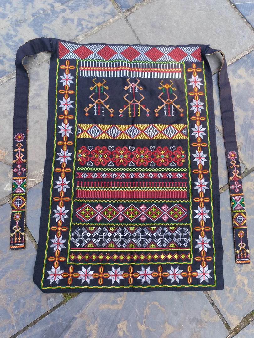 少数民族女士青瑶盛装围裙