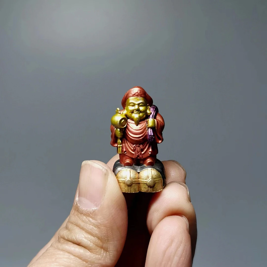 大黑天财神  纯铜实心手工彩绘，高约3.5厘米，重约50克。
