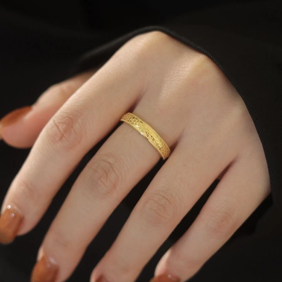 钛钢戒指 蜂窝小亮片时尚情侣古法磨砂金戒素款气质金色MO-157