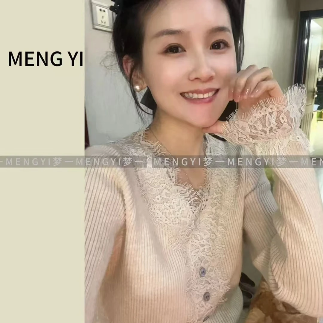 (秀儿)V领小纽扣软蕾丝拼接针织打底衫-8814