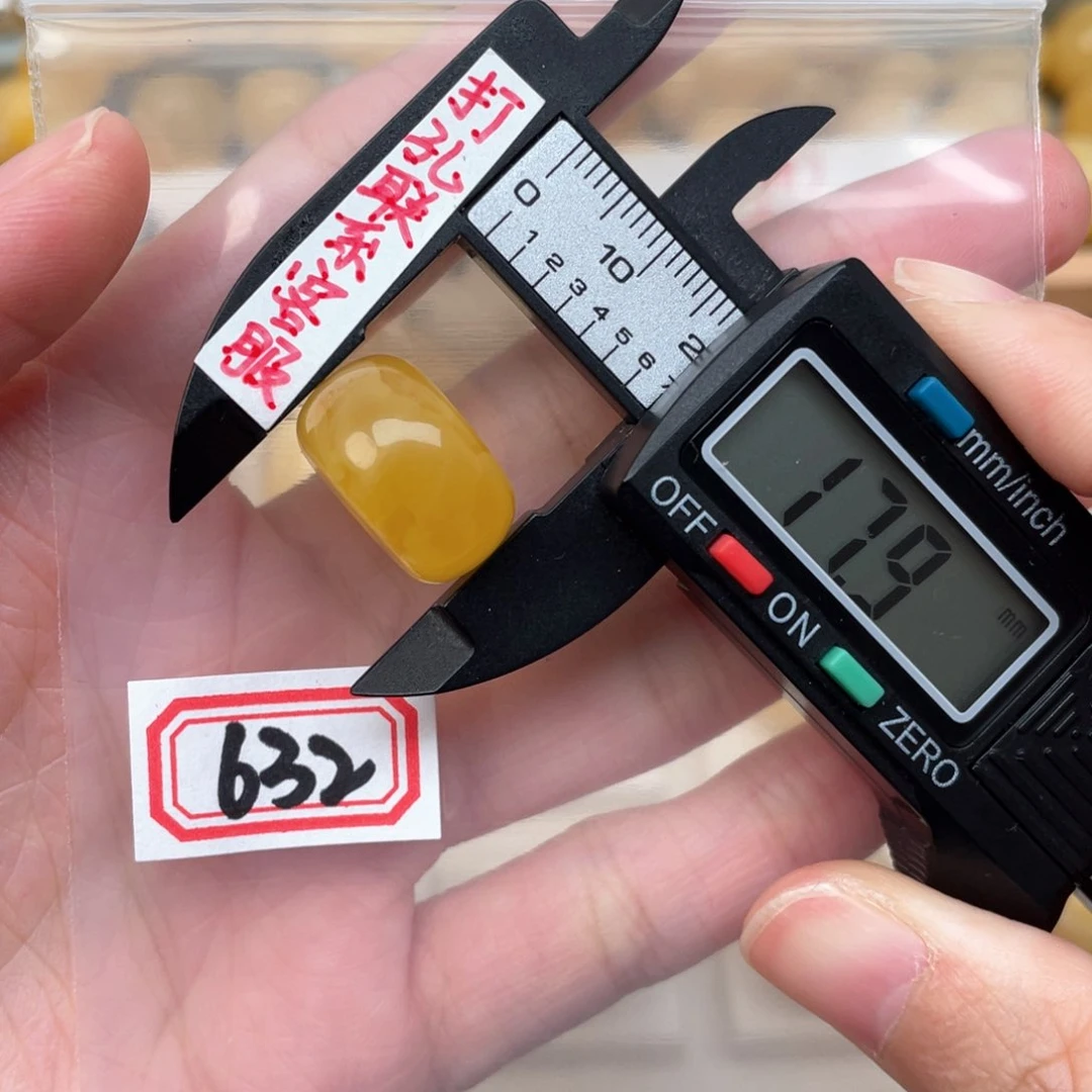 蜜蜡裸石未镶嵌蜜蜡