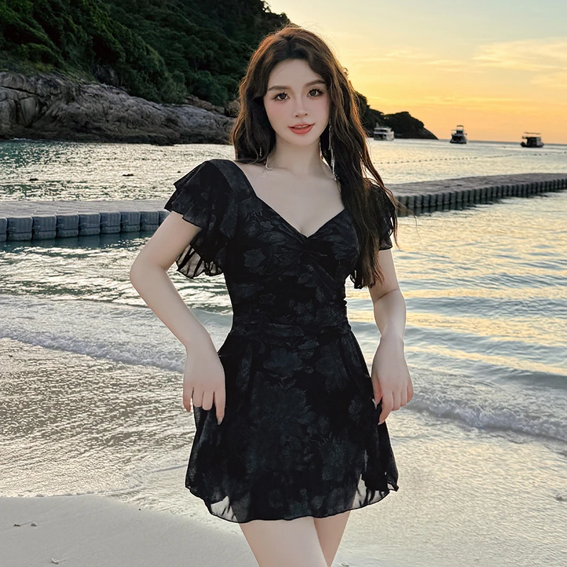 新款大码泳衣女士性感裙式连体胖mm遮肚显瘦高级感黑色度假泡温泉