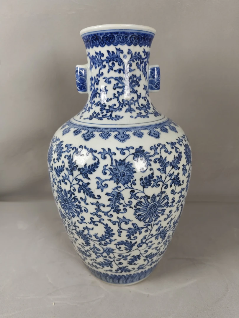 青花精绘缠枝花卉纹花瓶