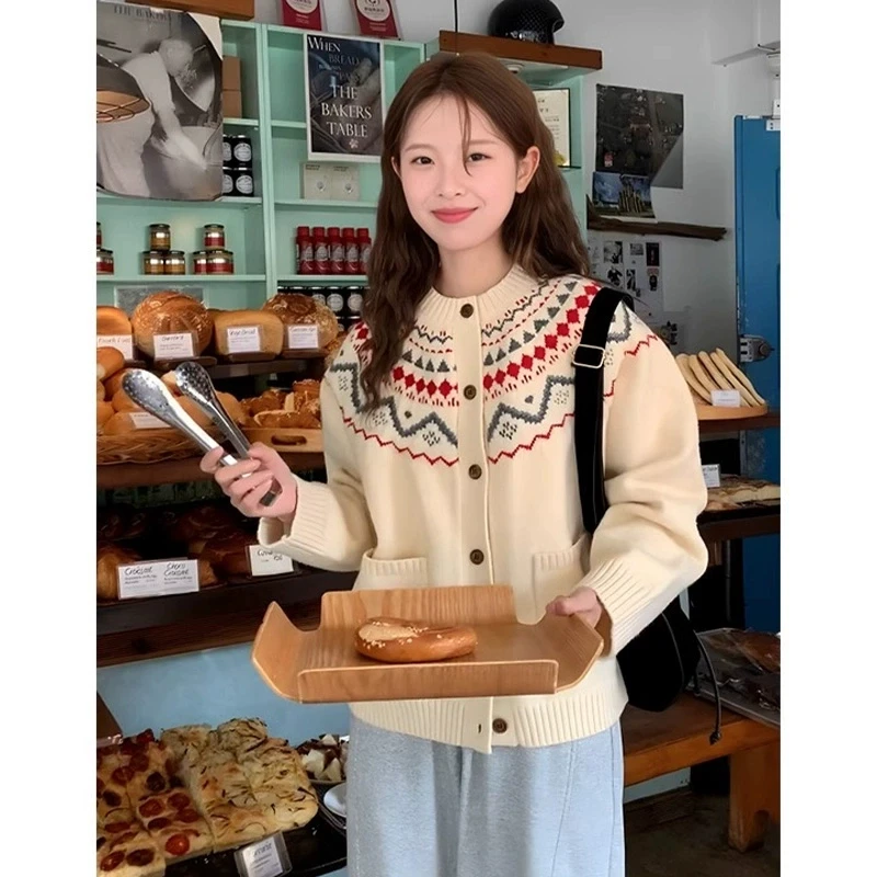 韩系刺绣圆领长袖撞色毛衣外套女秋冬新款气质温柔软糯针织上衣潮