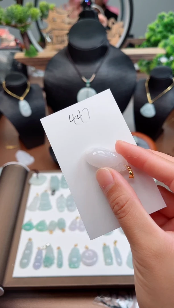 【闪购商品】翡翠颈饰未镶嵌【闪购商品】翡翠颈饰未镶嵌