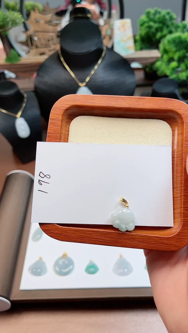 【闪购商品】翡翠颈饰未镶嵌【闪购商品】翡翠颈饰未镶嵌