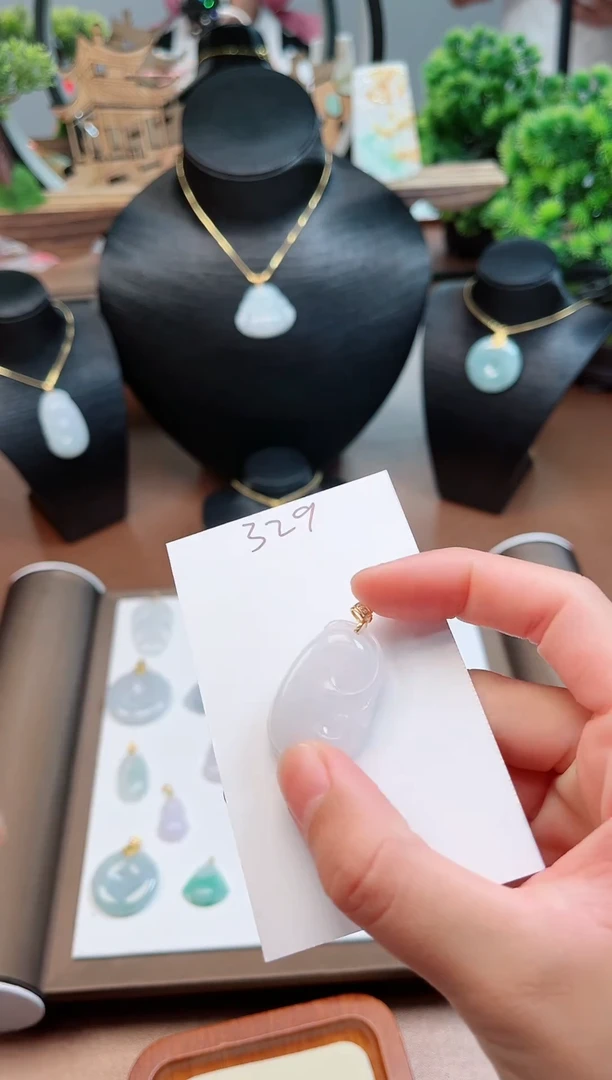 【闪购商品】翡翠颈饰未镶嵌【闪购商品】翡翠颈饰未镶嵌