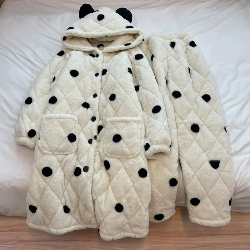 秋冬季珊瑚绒睡衣女三层夹棉加绒加厚长袍款黑点法兰绒家居服套装