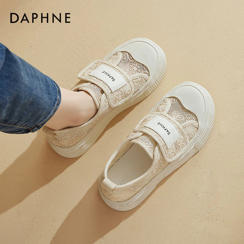 达芙妮蕾丝板鞋女2023爆款秋季厚底镂空渔夫鞋魔术贴网面小白女鞋