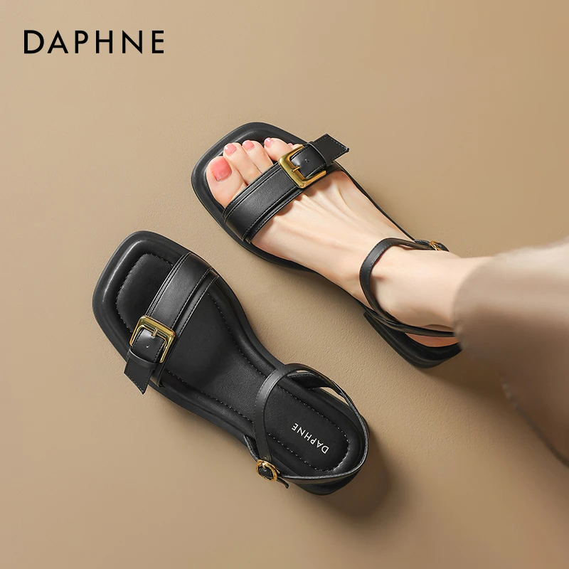 达芙妮黑色凉鞋女夏外穿2025爆款一字带通勤配裙子绝美沙滩凉拖鞋