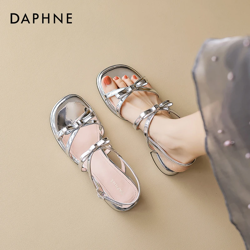 达芙妮银色凉鞋女夏外穿2025爆款蝴蝶结一字带配裙子小香风凉拖鞋