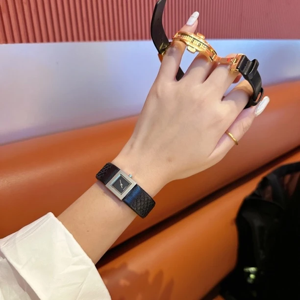 香家复古中古防水羊皮轻奢气质时尚百搭礼物手表女