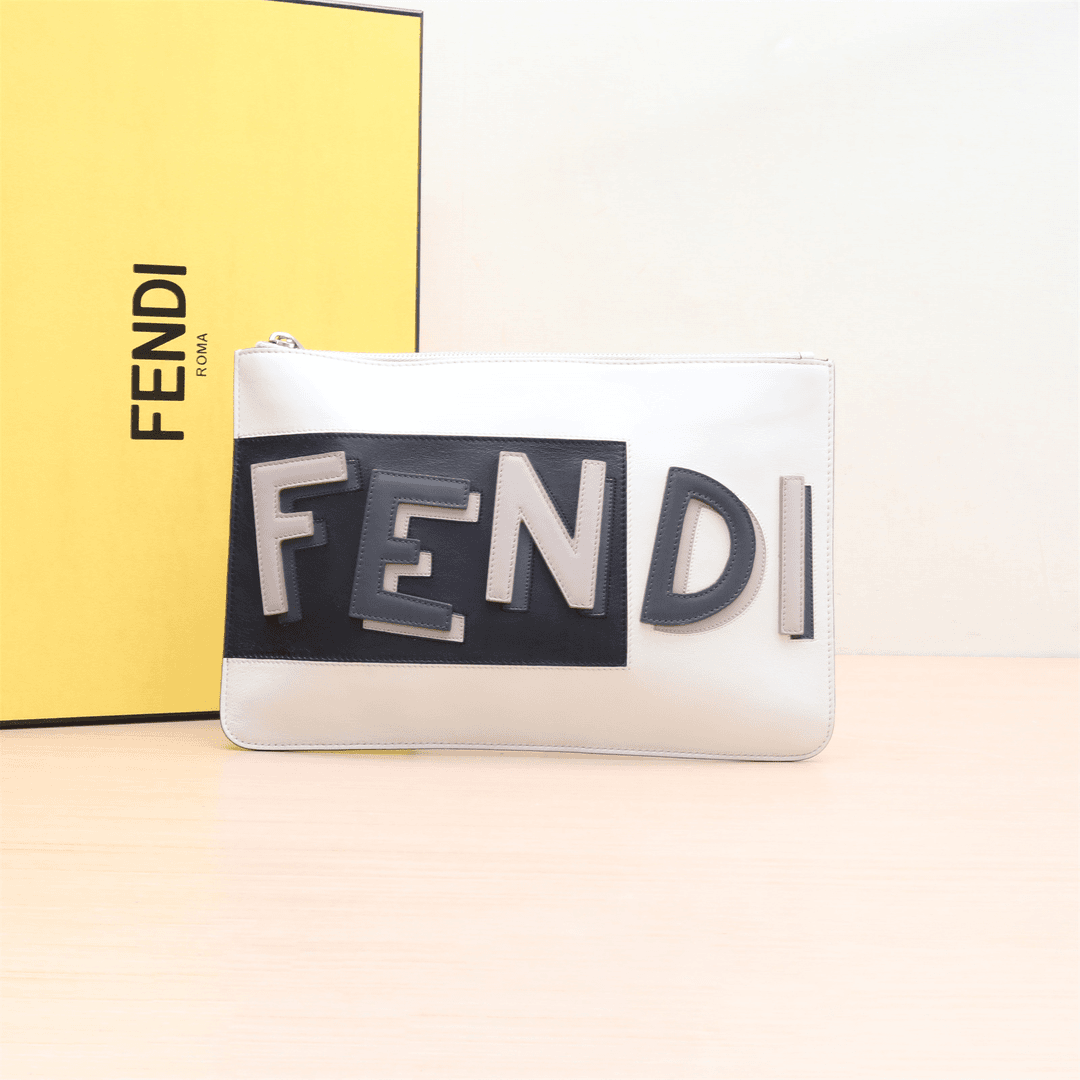 99新 FENDI/芬迪 小花6娜P214454257字母 手拿包 米白色