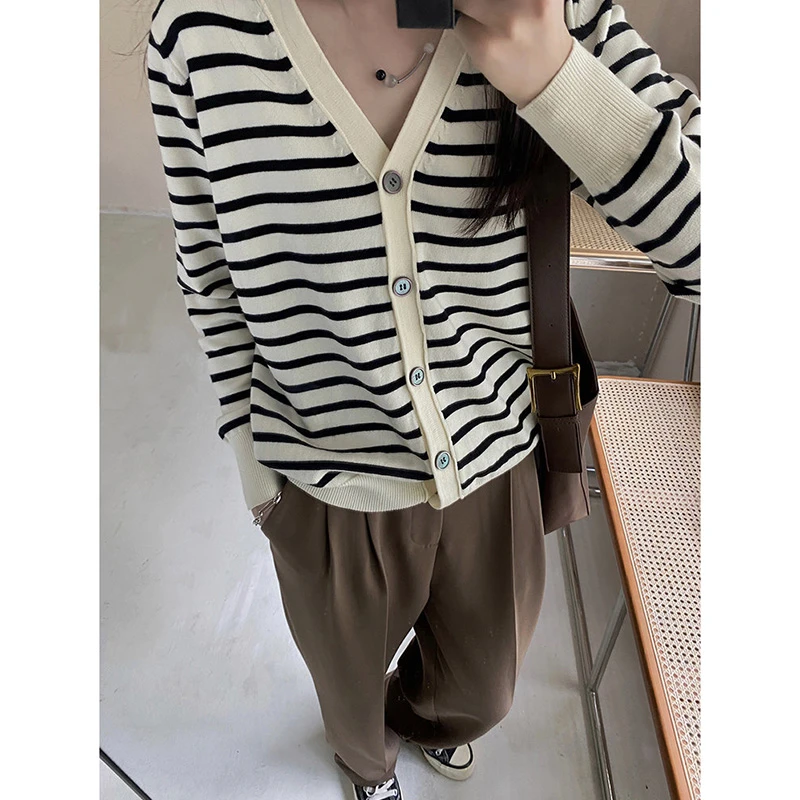 viiwen 经典条纹控 叠穿单穿都可 软糯糯V领条纹针织开衫小外套