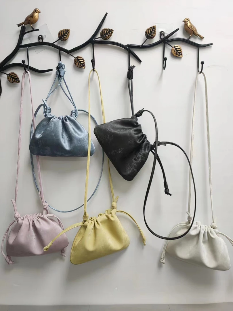 简约包包斜跨小包手拎包抽绳真皮女包新中式女包网红时尚女士银色