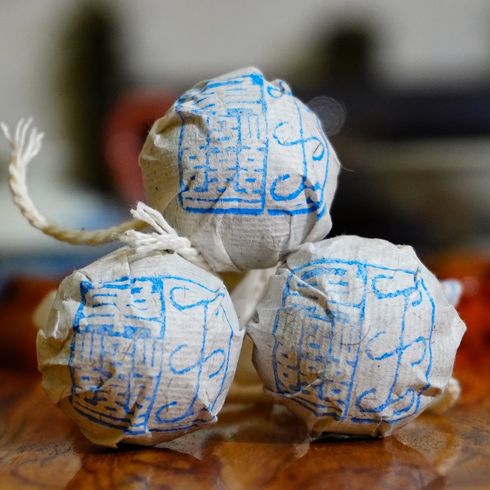 2015年蛮砖仼単株古树头春熟茶龙珠