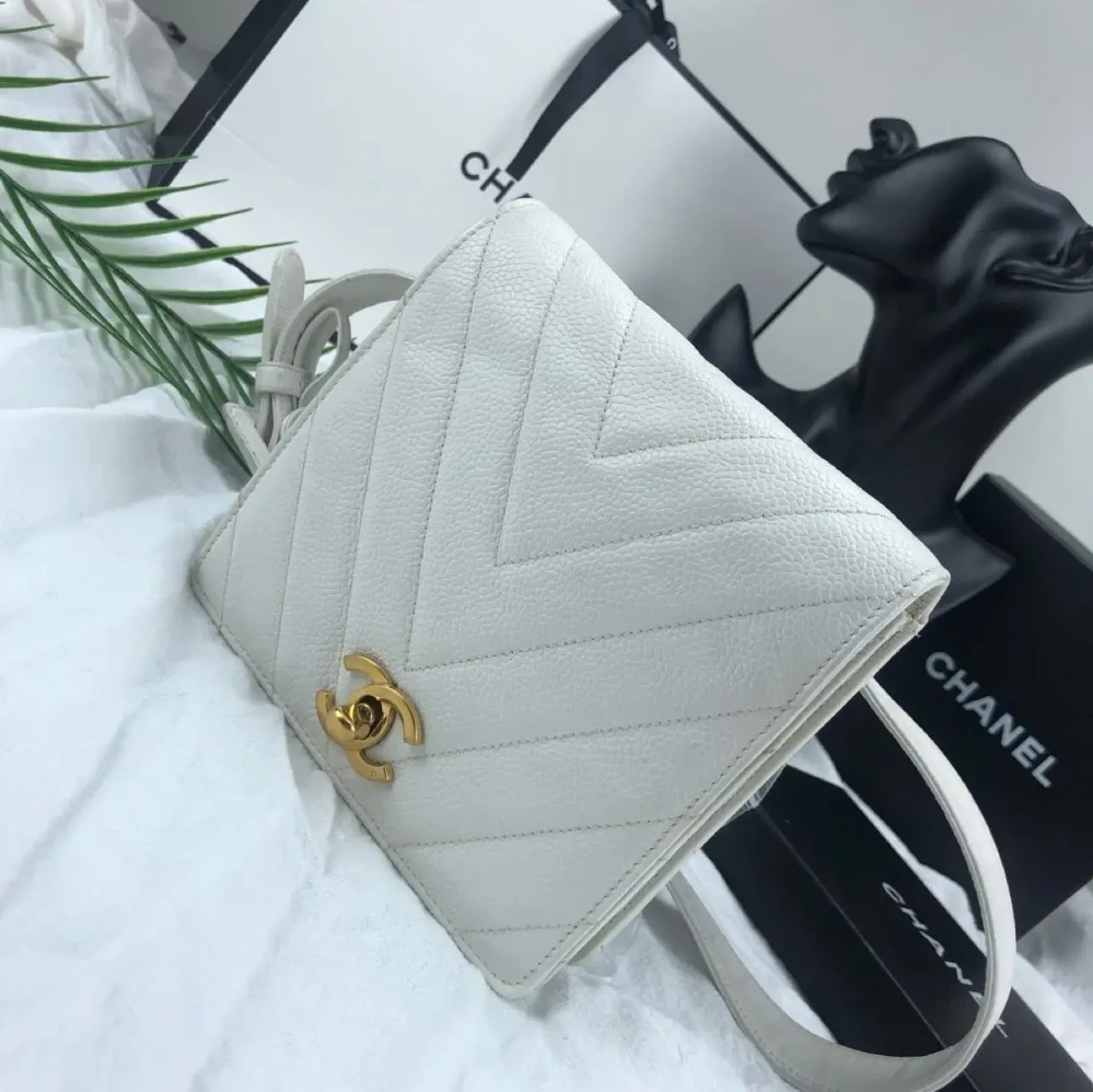 95新 Chanel/香奈儿 75码白色金扣V纹腰包 1开 长14.5