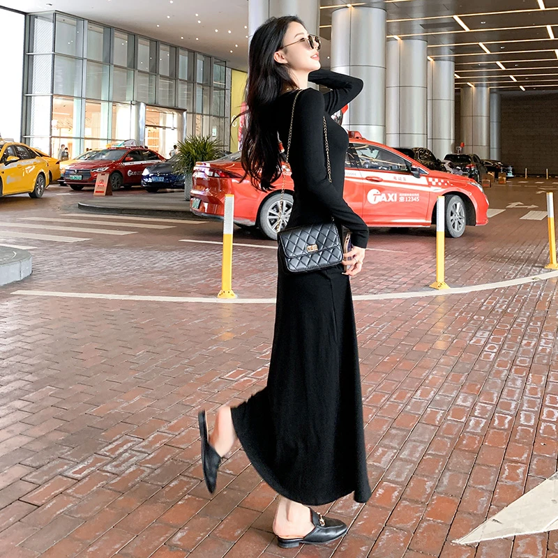 2024年秋冬新款时尚显瘦U领休闲小黑裙大码百搭打底a字连衣裙女