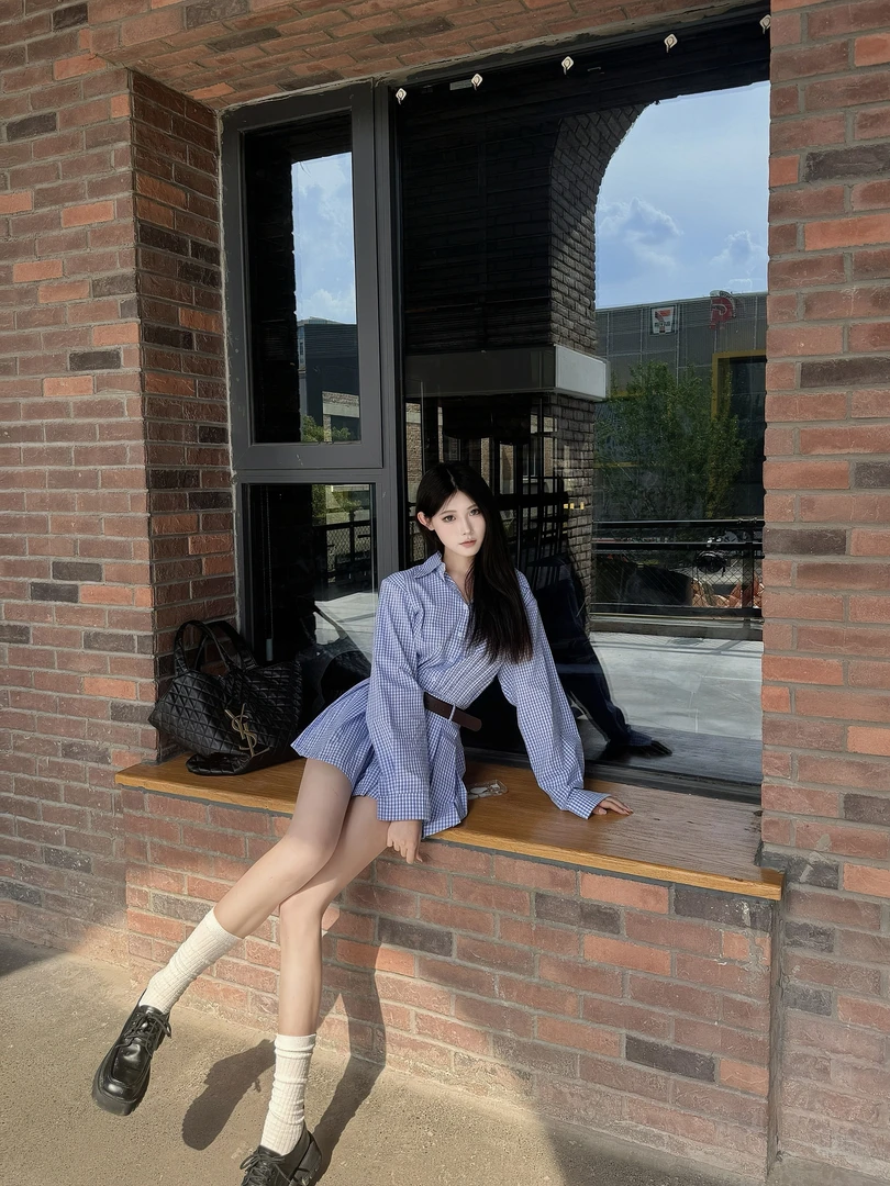2025秋季新款高级设计感时尚气质修身显瘦蓝色格子衬衫百褶连衣裙