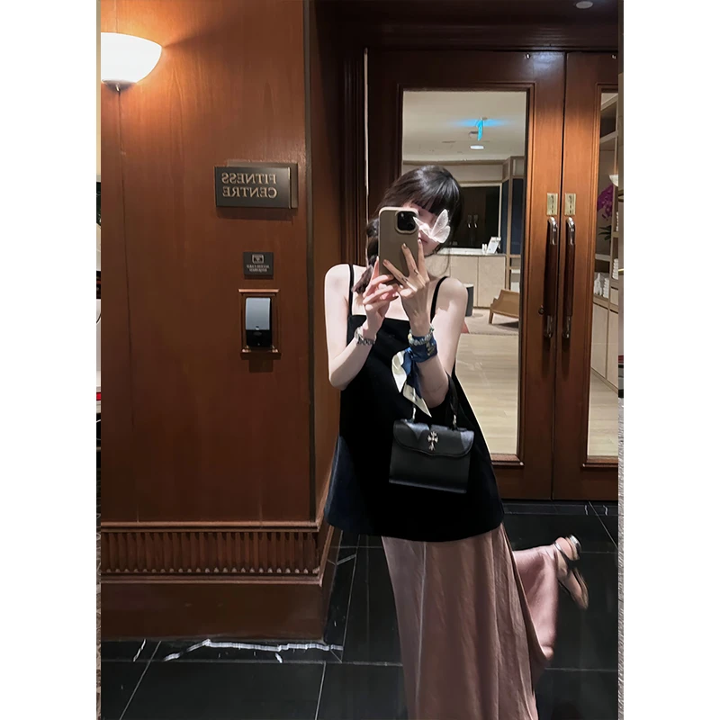 【芝士苹果】美式黑色轻奢时尚露锁骨设计感吊带背心上衣法式半身裙