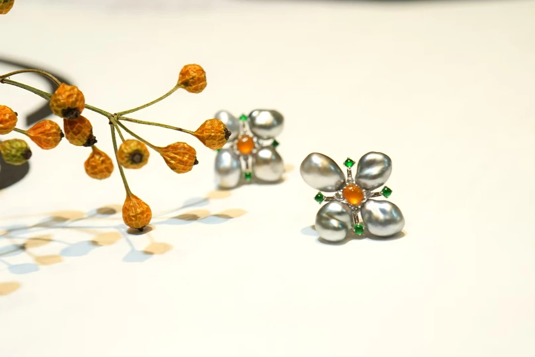 18k金镶嵌天然海水珍珠四叶花耳钉