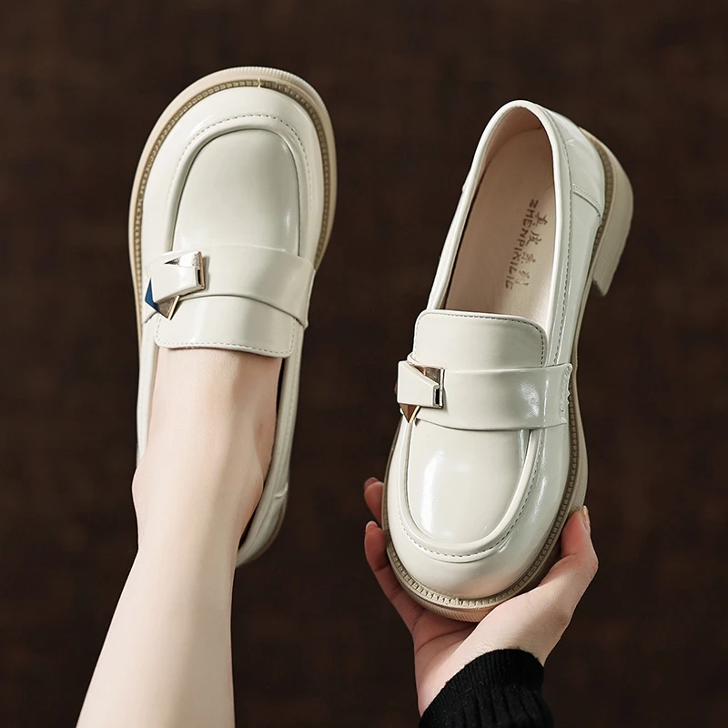 圆头乐福鞋女春秋季新款百搭英伦风粗跟单鞋复古漆皮黑色皮鞋女