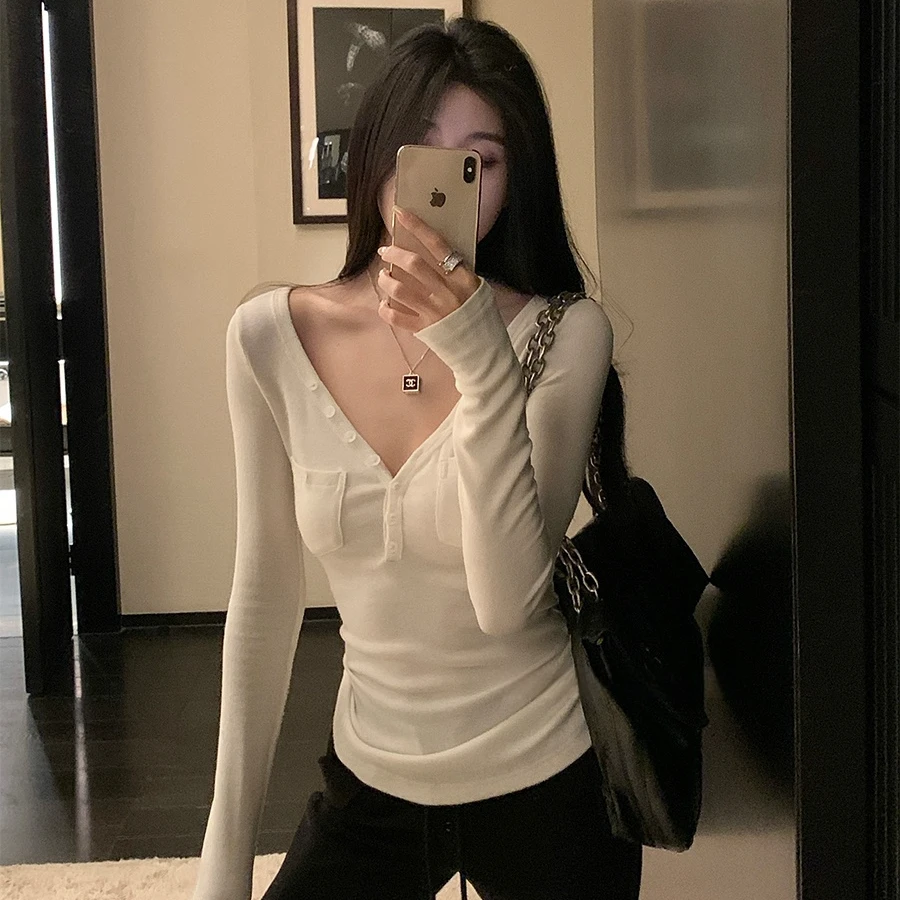 三色口袋装饰针织打底衫女秋大领口显瘦百搭内搭长袖上衣