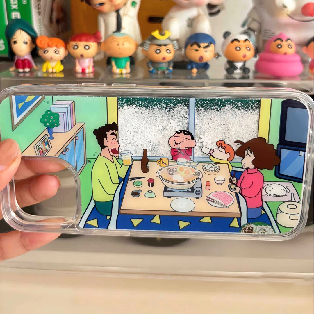 BANCA小新一家吃火锅适用苹果15手机壳iPhone13promax可动14流沙