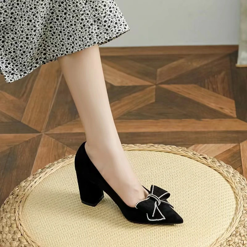 新款女神必备粗跟高跟鞋压钻花子搭扣软皮绒面百搭又时尚大小码