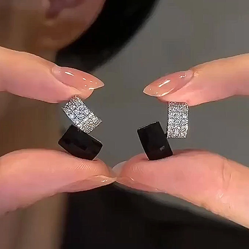 铜合金耳饰 2024年新款黑白撞色交错耳钉简约耳饰微镶气质耳饰女