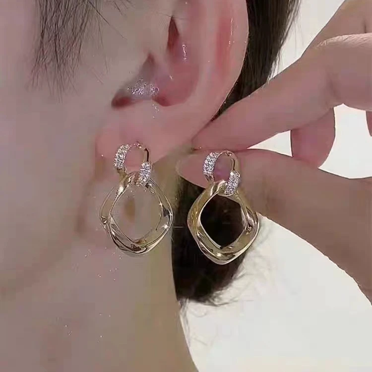 达丽拉 铜合金合成锆石耳饰 轻奢小众镶钻莫比乌斯几何菱形耳圈女