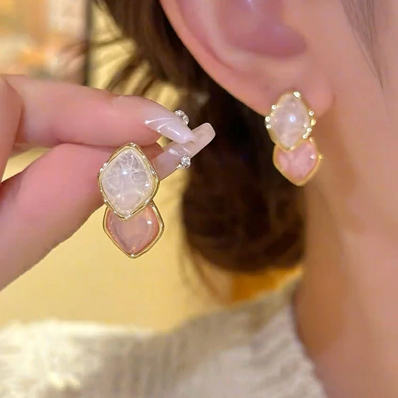 铜合金耳饰 层次感粉白双色菱形耳钉轻奢高级感百搭时尚流行耳环