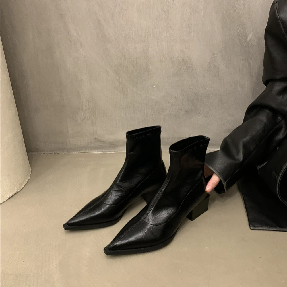 不累脚尖头短靴女新款2025秋冬女靴时装粗跟弹力瘦瘦靴小众马丁靴