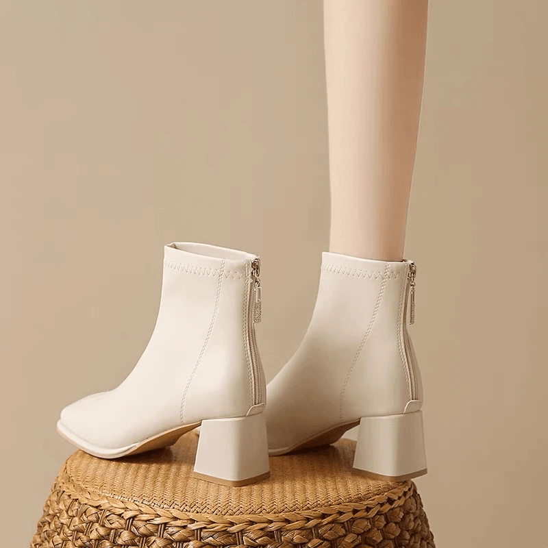 齐2024新款秋冬靴子法式白色高跟鞋瘦瘦靴粗跟方头洋气简约马丁靴
