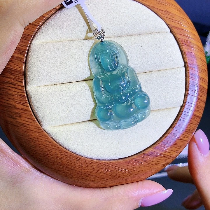 翡翠颈饰18K金镶嵌天然翡翠观音